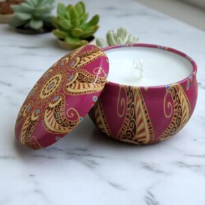 BERGAMOT VE VANİLYA KOKULU ETNİK DESENLİ METAL KUTUDA MUM